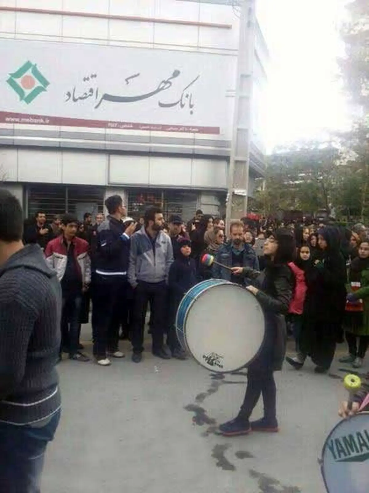 طبل زدن یک خانم در روز عاشورا/عکس