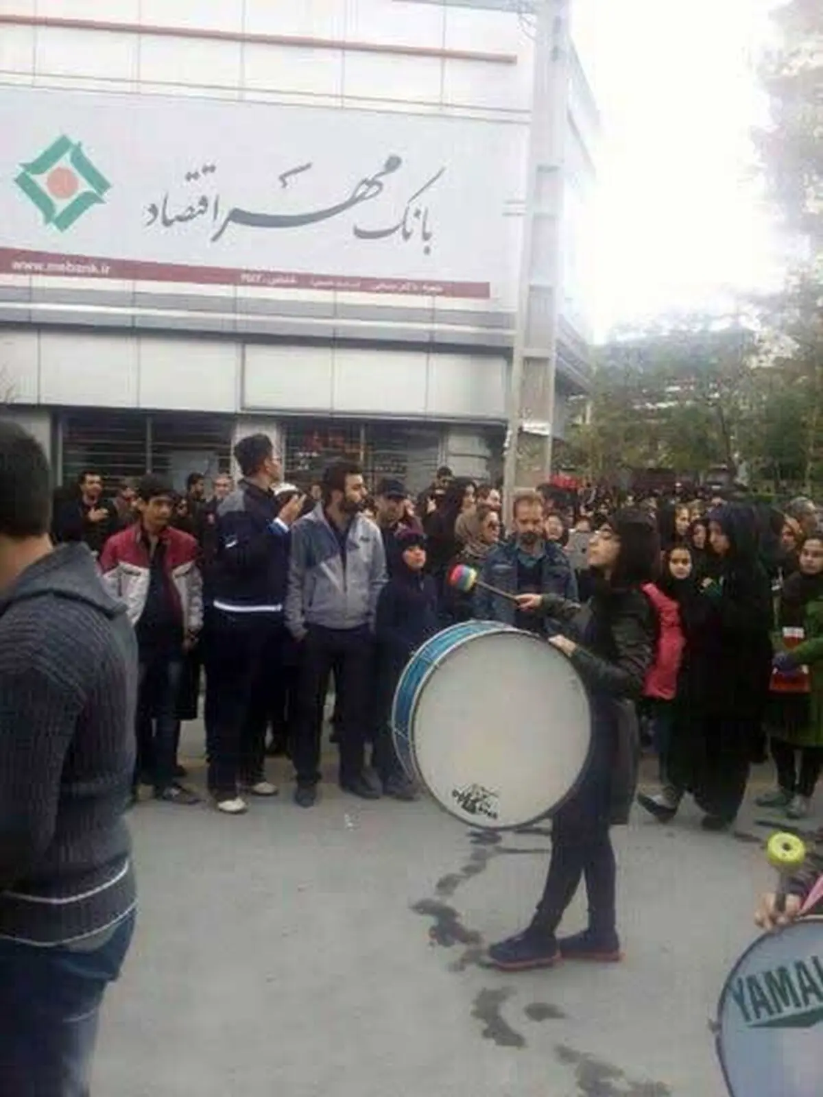 طبل زدن یک خانم در روز عاشورا/عکس