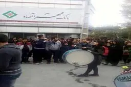 طبل زدن یک خانم در روز عاشورا/عکس