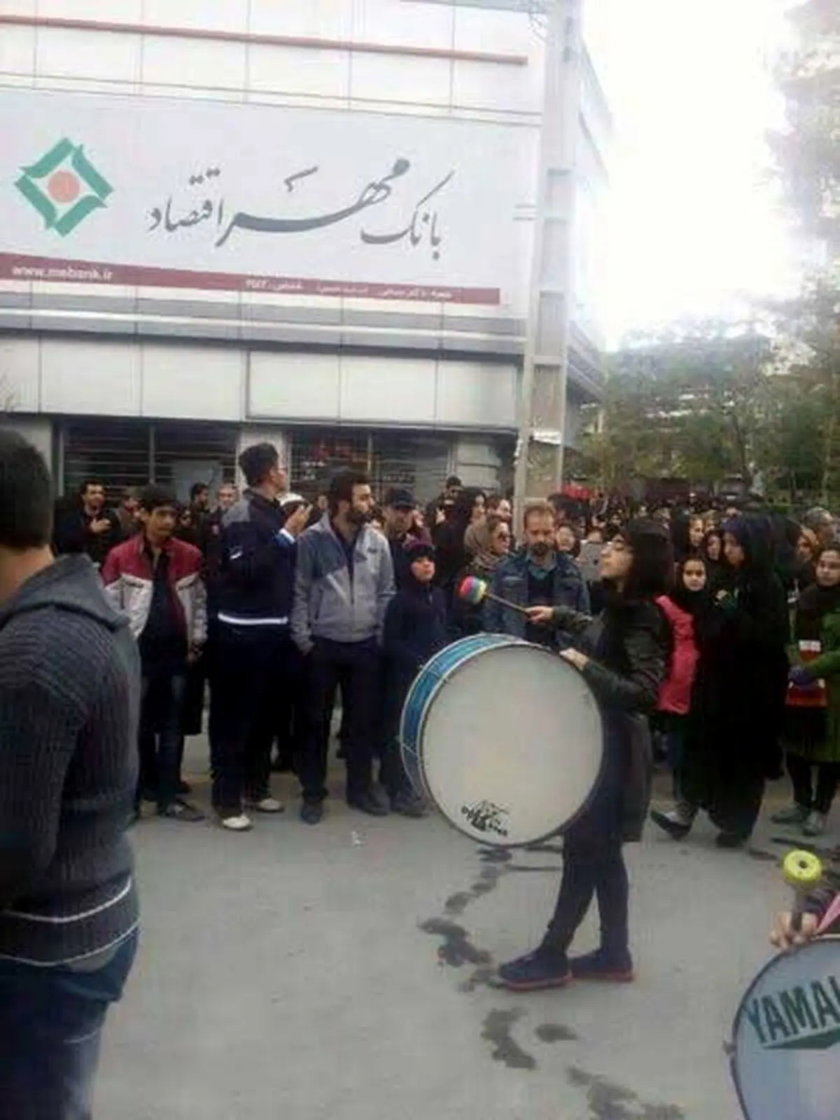 طبل زدن یک خانم در روز عاشورا/عکس
