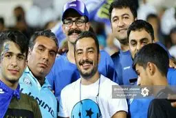 تیپ جالب نوید محمدزاده در بین هواداران استقلال/عکس