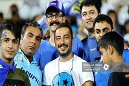 تیپ جالب نوید محمدزاده در بین هواداران استقلال/عکس