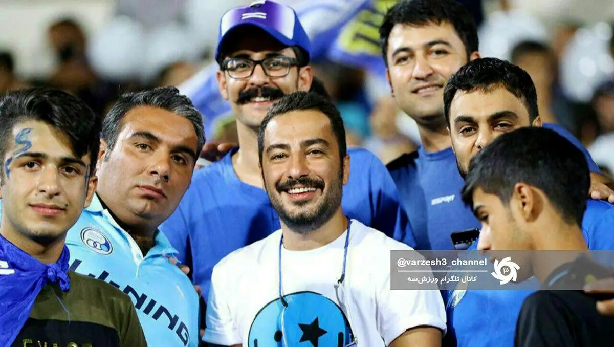 تیپ جالب نوید محمدزاده در بین هواداران استقلال/عکس