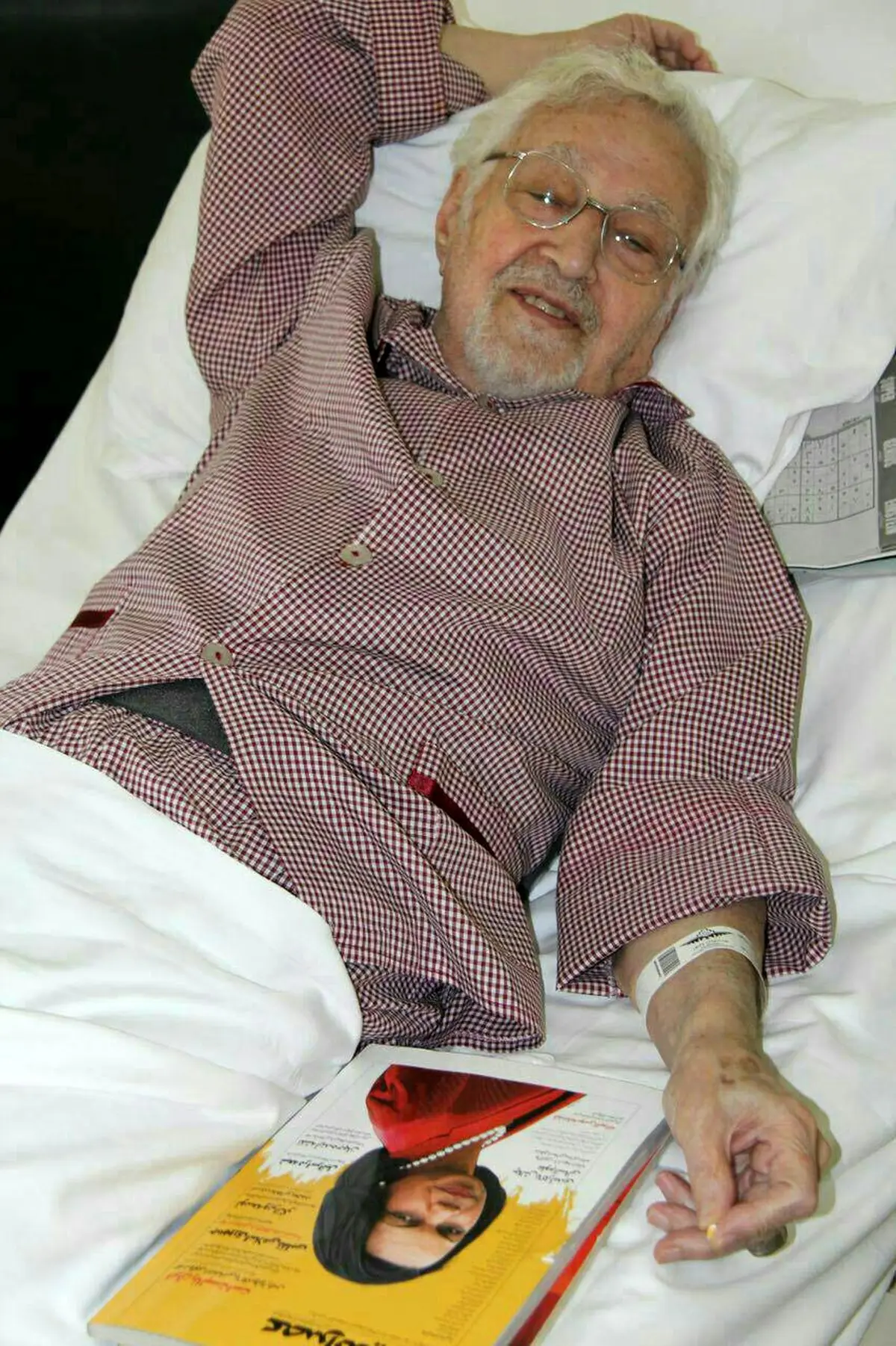 ابراهیم یزدی روی تخت بیمارستان/عکس