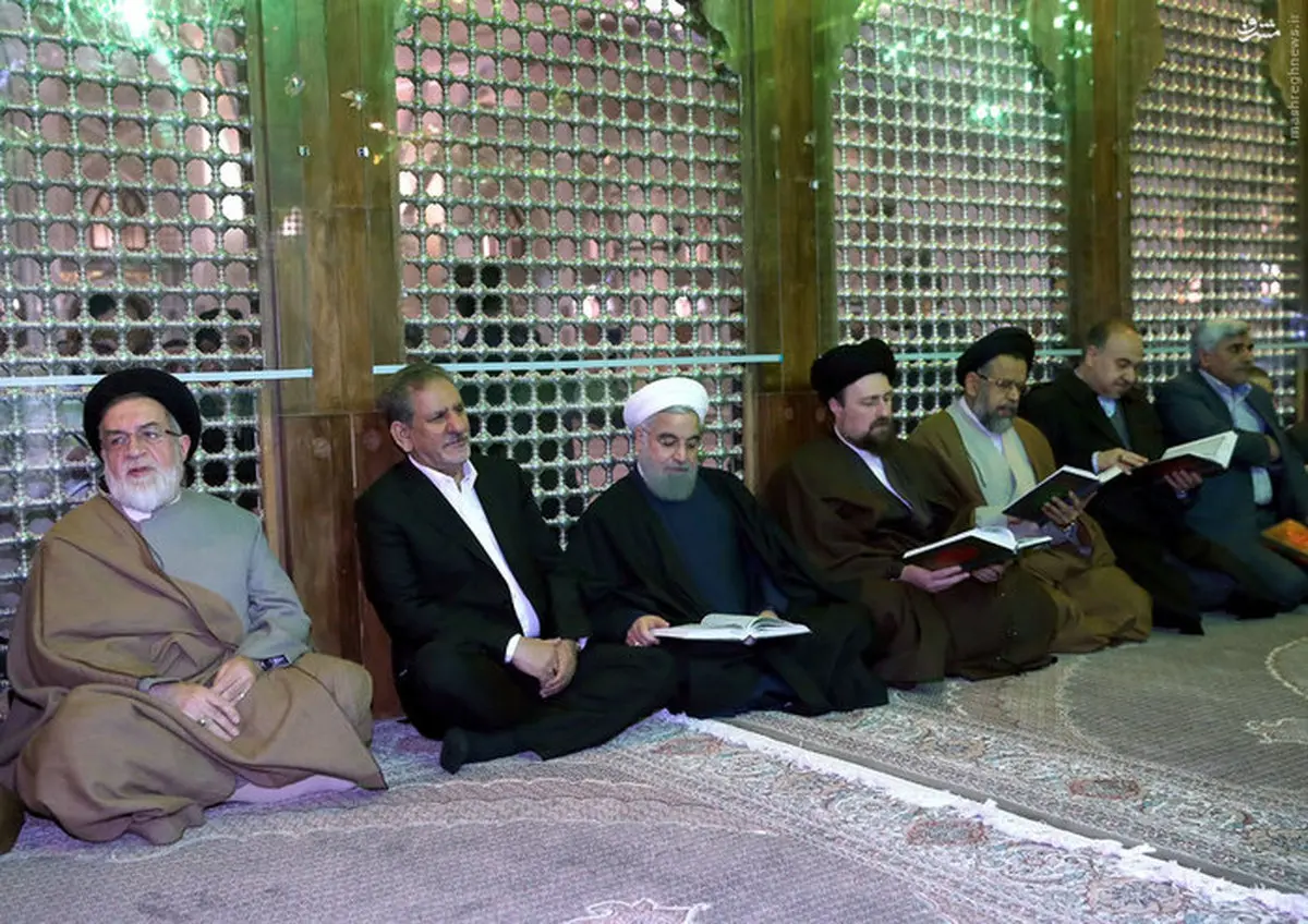 قران خواندن روحانی و سیدحسن در حرم امام(ره)/ عکس