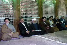 قران خواندن روحانی و سیدحسن در حرم امام(ره)/ عکس