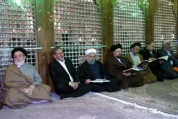 قران خواندن روحانی و سیدحسن در حرم امام(ره)/ عکس
