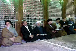 قران خواندن روحانی و سیدحسن در حرم امام(ره)/ عکس