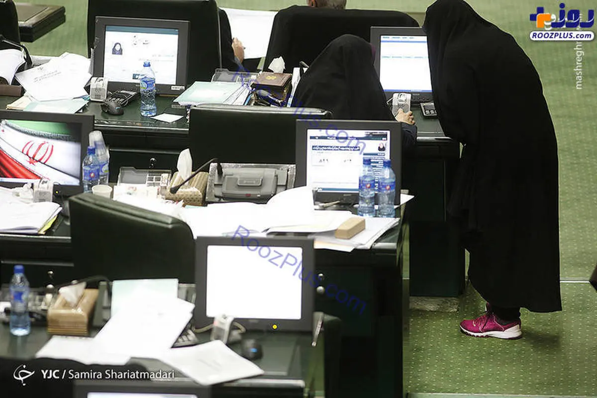 عکسی از خانم نماینده مجلس با چادر و کتونی صورتی