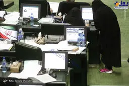 عکسی از خانم نماینده مجلس با چادر و کتونی صورتی