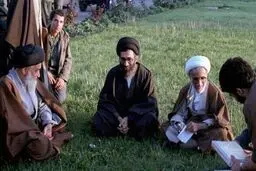 عکسی از آیت‌الله خامنه‌ای و آیت‌الله جنتی در دهه شصت