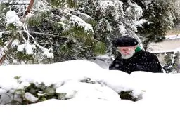تصویری دیدنی از رهبر انقلاب در هوای برفی تهران