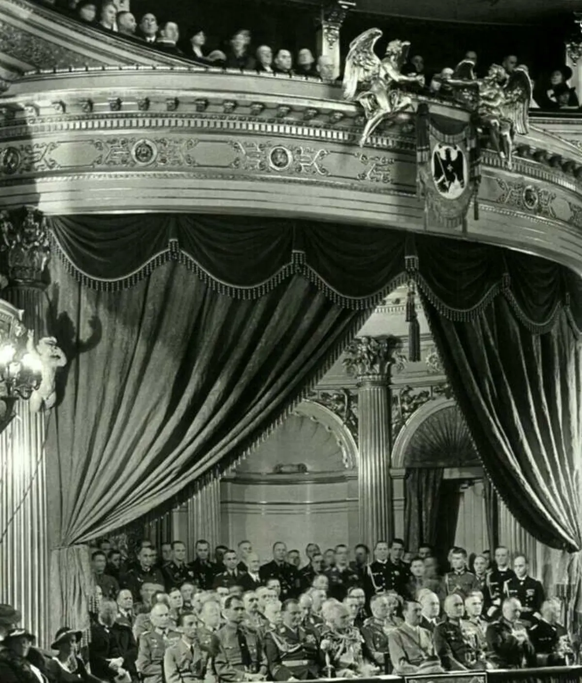 عکس دیده نشده از  هیتلر در سالن اُپرا/ عکس