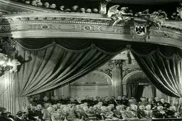 عکس دیده نشده از  هیتلر در سالن اُپرا/ عکس