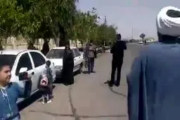 فیلم دیده نشده از سخنرانی عجیب یک طلبه در مقابل استانداری قم