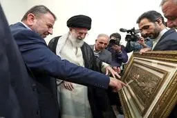 تصاویری از شهید عاروری در کنار رهبر انقلاب