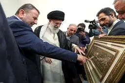 تصاویری از شهید عاروری در کنار رهبر انقلاب