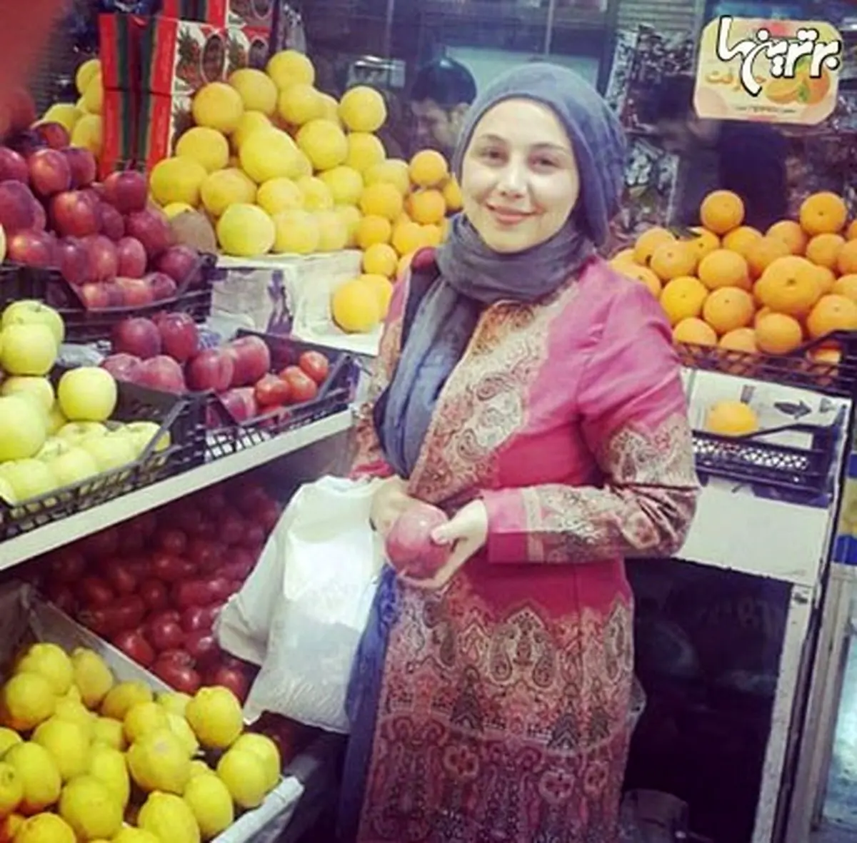 بهنوش خانم بختیاری در حال خرید میوه شب عید/عکس