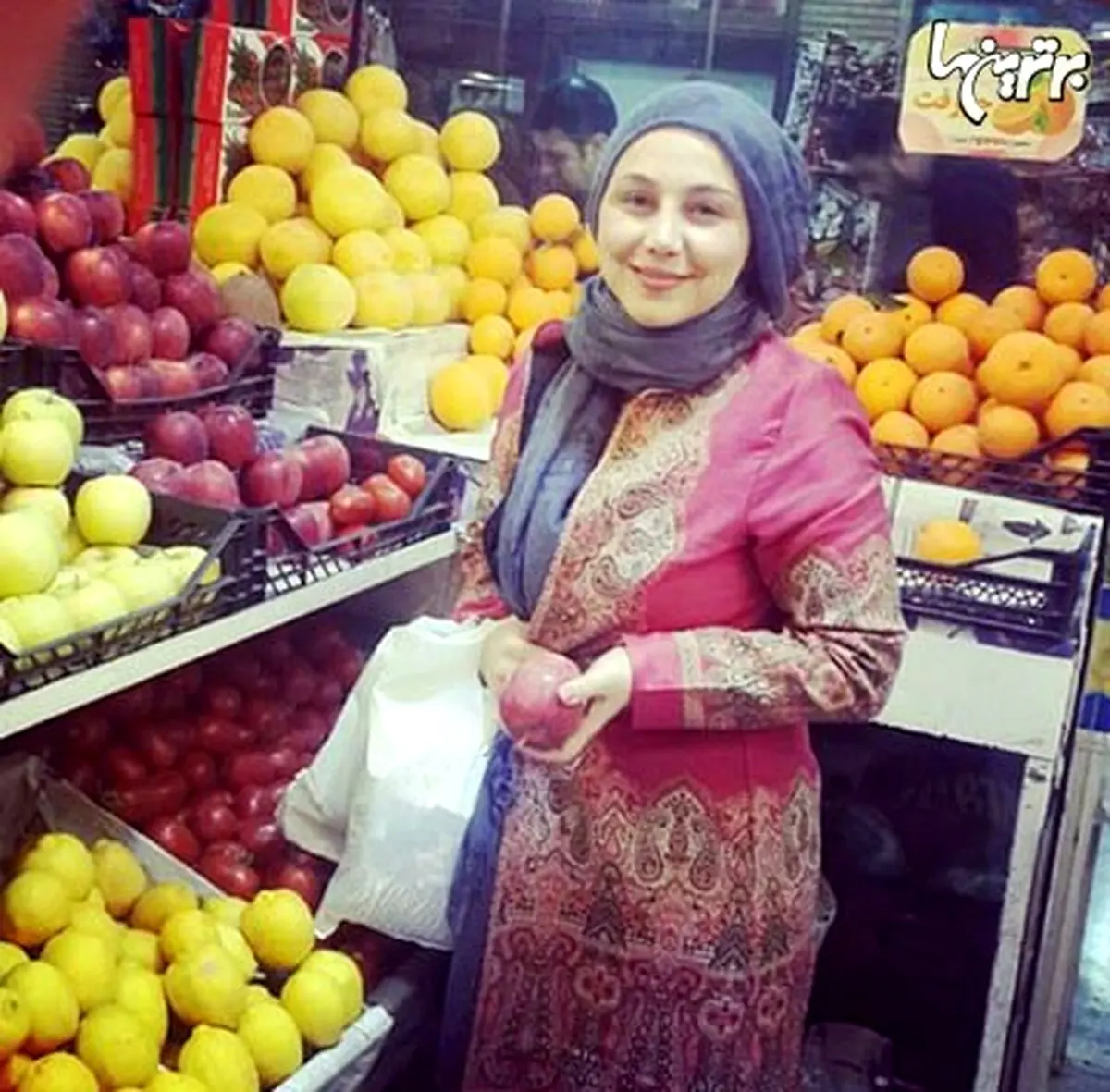 بهنوش خانم بختیاری در حال خرید میوه شب عید/عکس