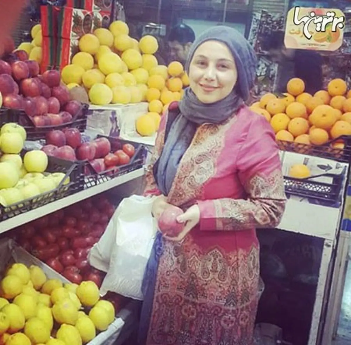 بهنوش خانم بختیاری در حال خرید میوه شب عید/عکس