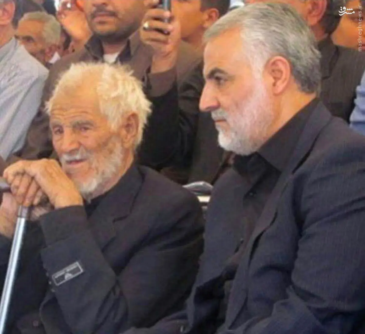 حاج قاسم سلیمانی در کنار پدر/ عکس