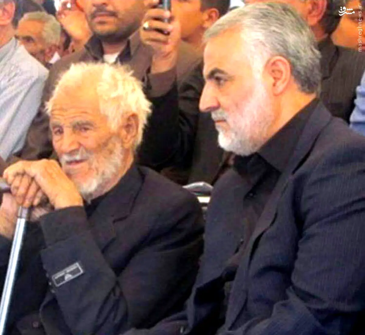 حاج قاسم سلیمانی در کنار پدر/ عکس