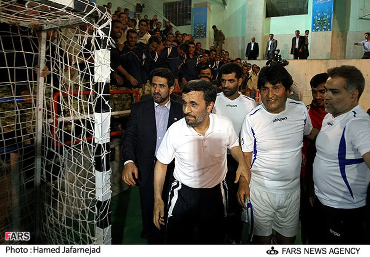 عکس/ وقتی احمدی نژاد فوتبالیست می شود