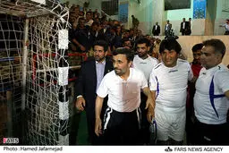 عکس/ وقتی احمدی نژاد فوتبالیست می شود