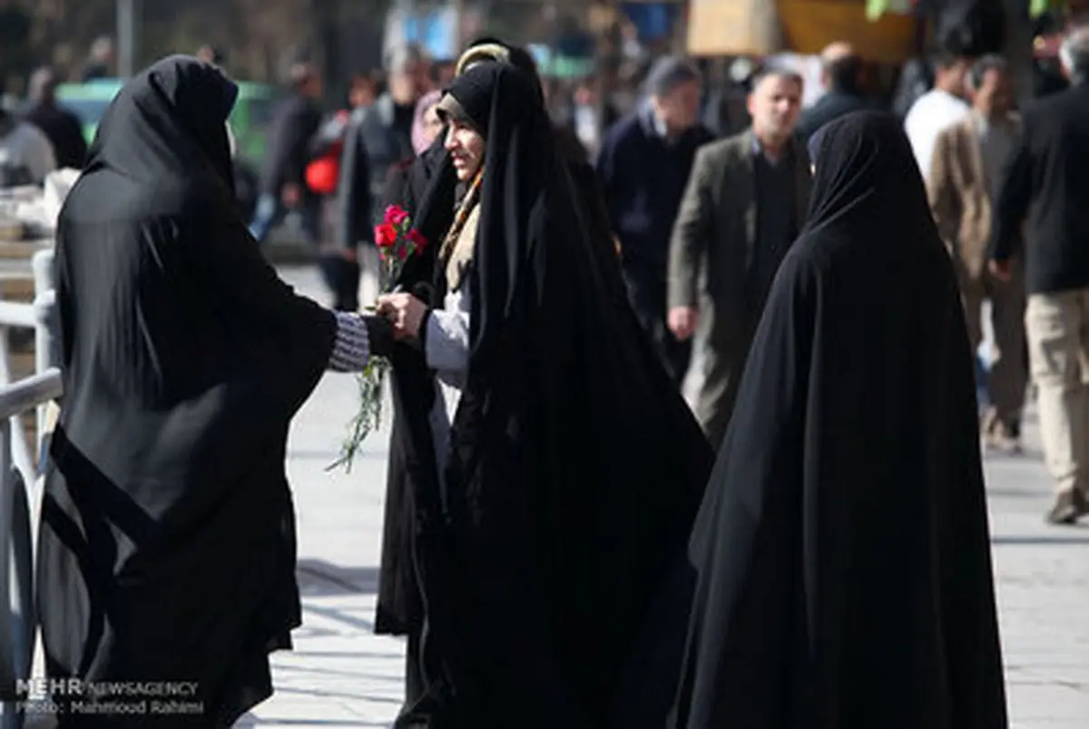 پرسنل نیروی انتظامی به بانوان محجبه گل اهداء کردند/تصاویر