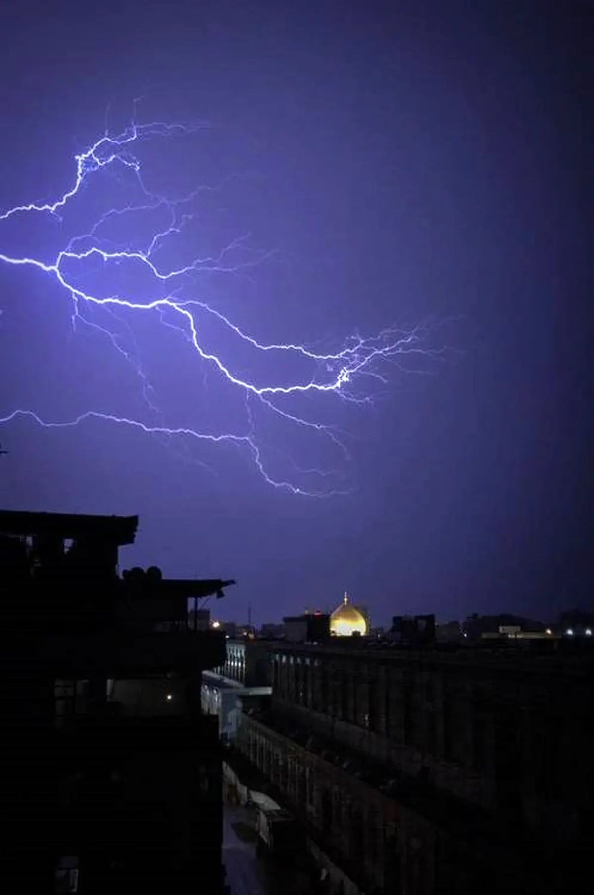 تصویری زیبا رعدوبرق زیبا در آسمان نجف اشرف