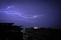 تصویری زیبا رعدوبرق زیبا در آسمان نجف اشرف