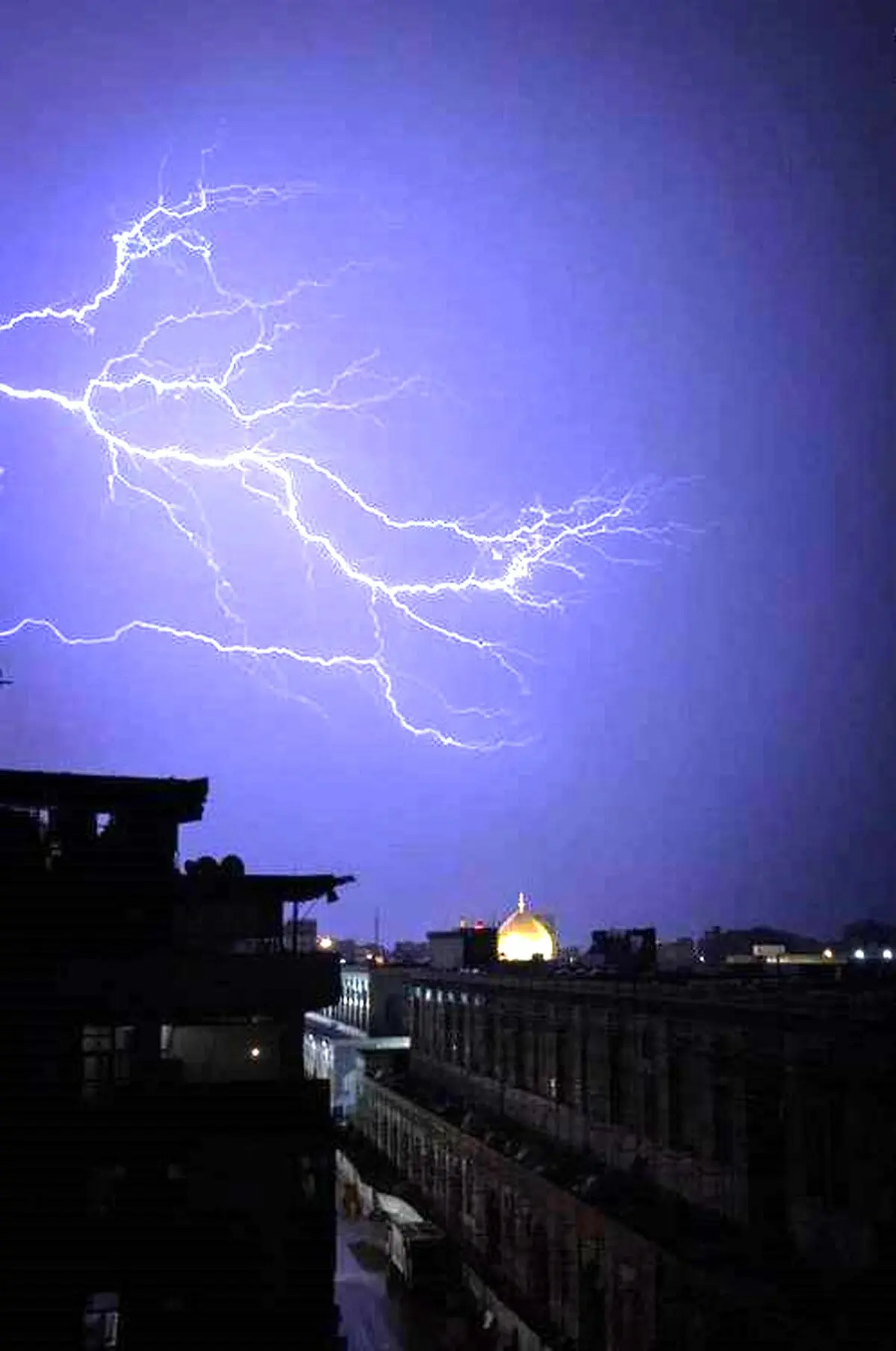 تصویری زیبا رعدوبرق زیبا در آسمان نجف اشرف