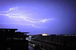تصویری زیبا رعدوبرق زیبا در آسمان نجف اشرف