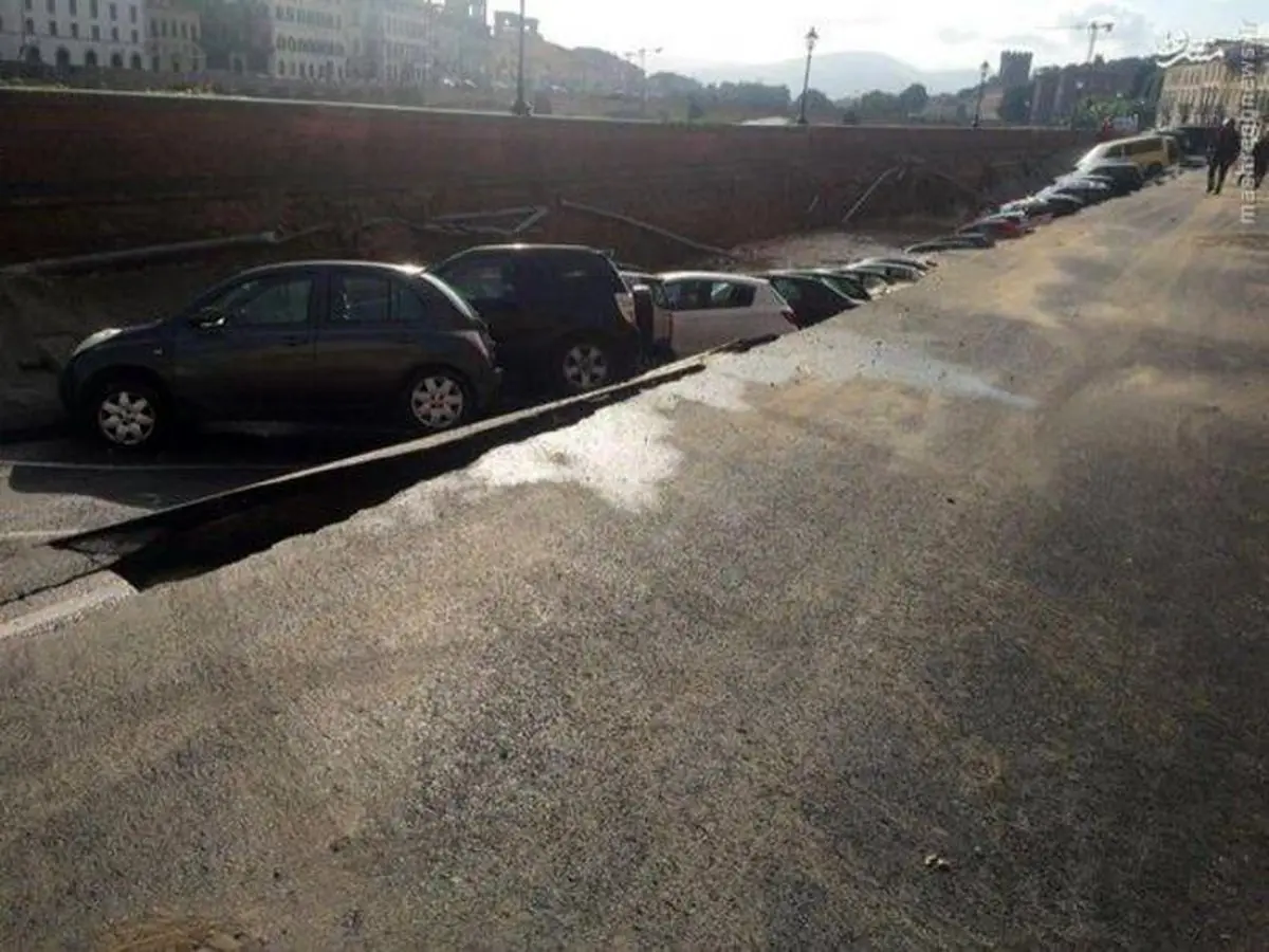 تصاویر/ فرو رفتن ده‌ها خودرو در زمین