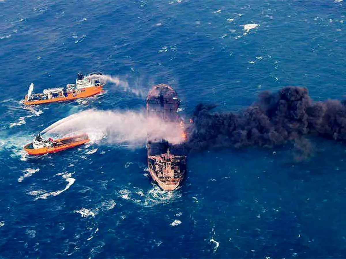 جدیدترین تصاویر از حمله آتش خوارها به نفتکش ایرانی در حال سوختن