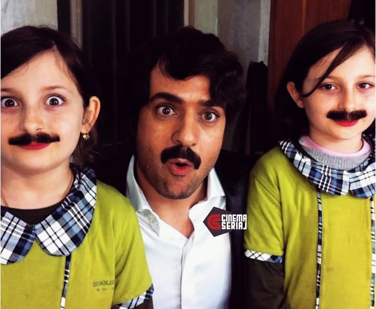 چهره های سارا و نیکا با سبیل‌! + عکس