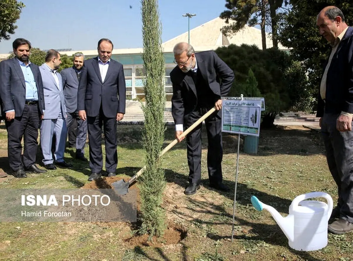 درختکاری لاریجانی در حیاط مجلس/تصاویر