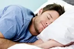 7 دلیل قانع‌کننده برای اینکه به پهلوی چپ بخوابید