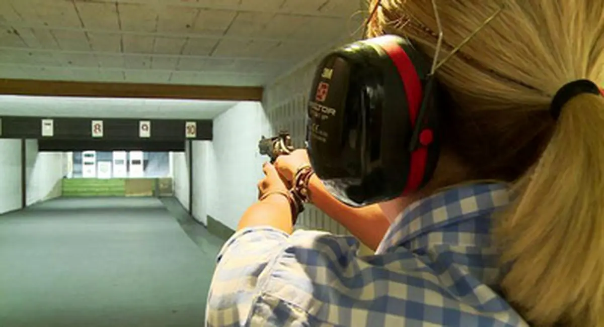 دختر مسلح ایرانی در آلمان / تصاویر