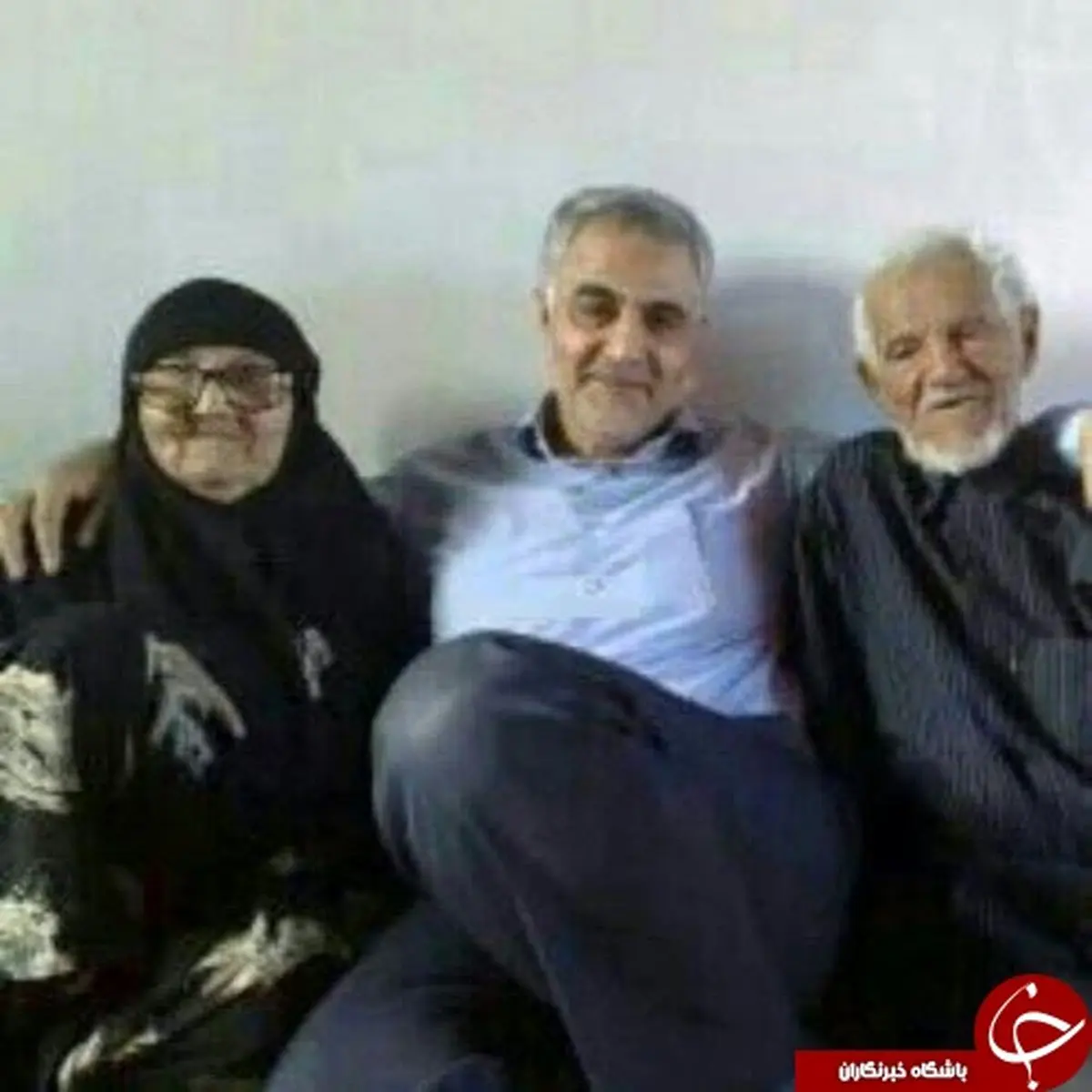 سردار سلیمانی در کنار پدر و مادرش