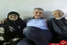 سردار سلیمانی در کنار پدر و مادرش