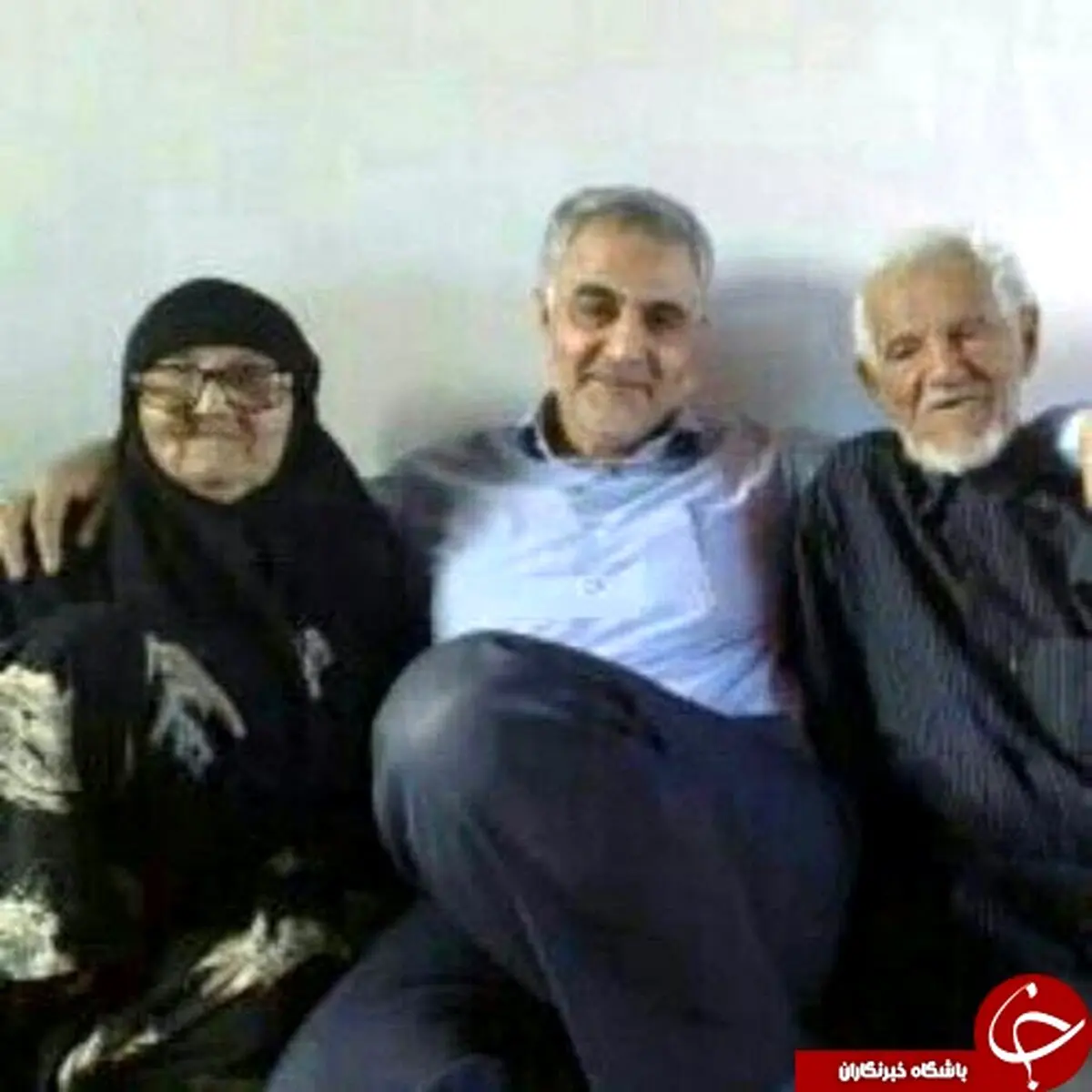 سردار سلیمانی در کنار پدر و مادرش