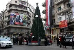 نصب تصویرِ رهبر انقلاب در خیابان‌های حلب/عکس