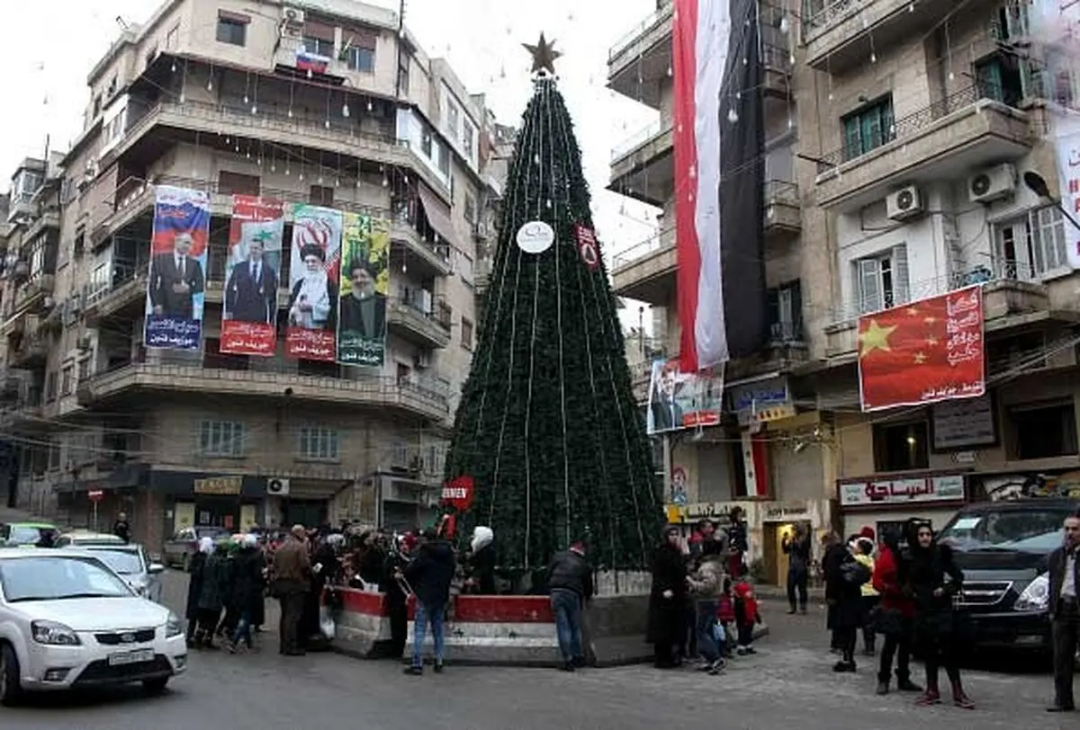 نصب تصویرِ رهبر انقلاب در خیابان‌های حلب/عکس