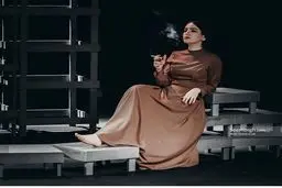 سیگار کشیدن خانم بازیگر روی صحنه تئاتر/عکس