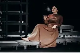 سیگار کشیدن خانم بازیگر روی صحنه تئاتر/عکس
