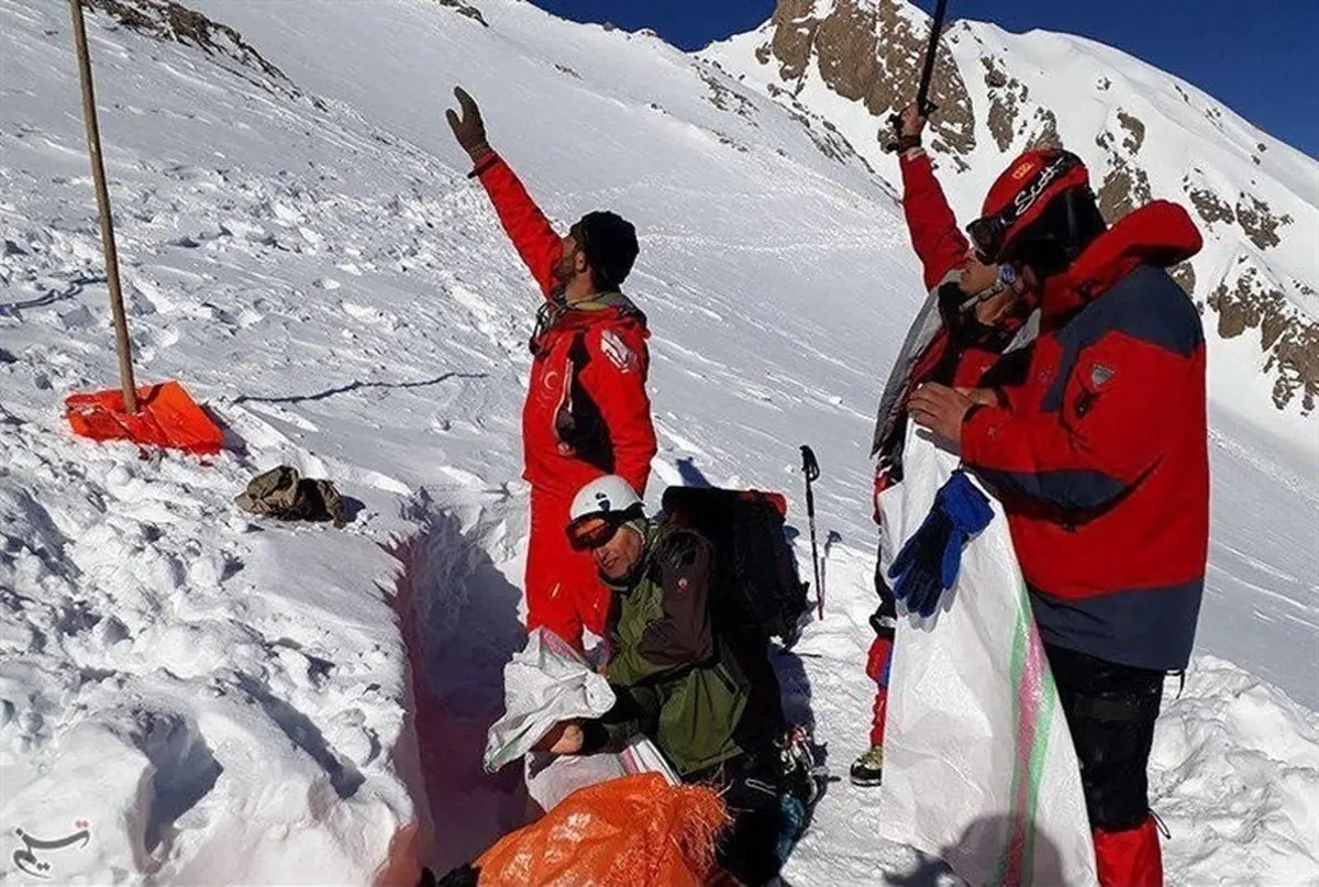 لحظه پیدا شدن جعبه‌سیاه هواپیمای یاسوج/تصاویر