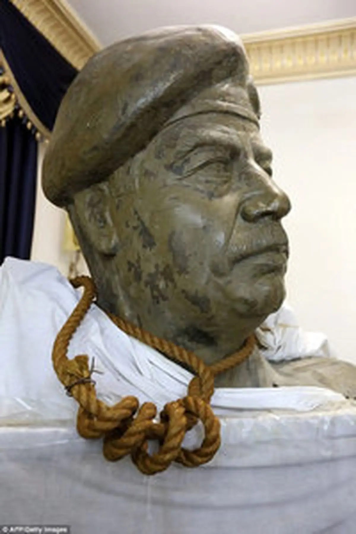 عکس/ طناب دار صدام به فروش می‌رسد