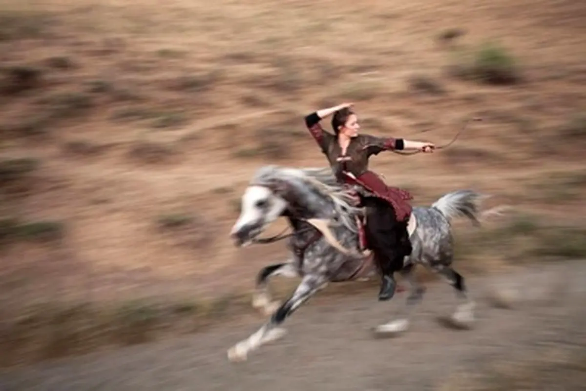 دختری که برای آشنایی با فنون نظامی ایران باستان از فنلاند به ایران آمده!/تصاویر