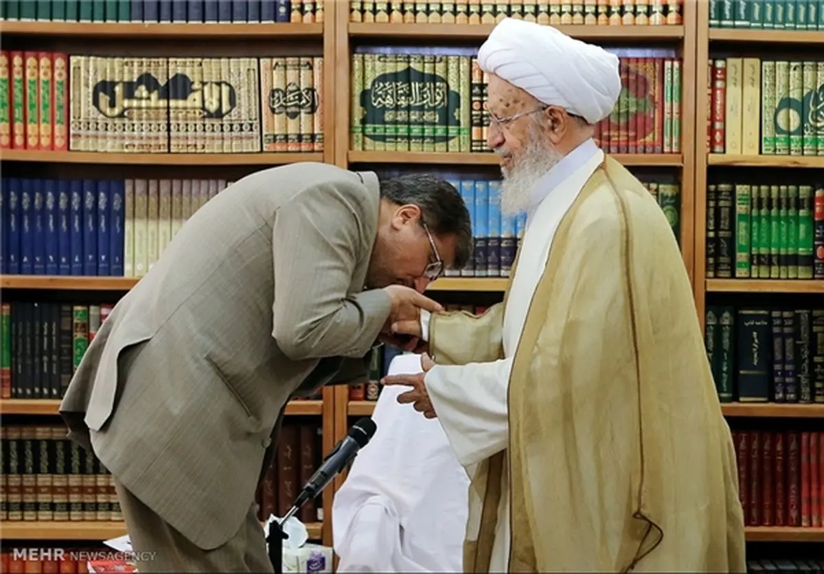 عکس/ بوسه علی جنتی بر دست آیت‌الله مکارم شیرازی
